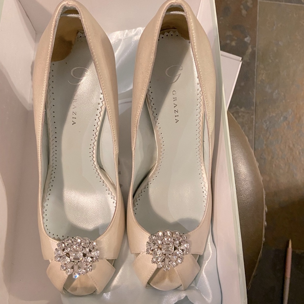 GRAZIA SILK wedding Shoes
Jeweled CRYSTALS on the shoe 👠 Gorgeous! Box too!